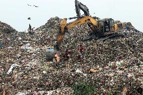 Waste Pickers In Dump Site - Dhaka