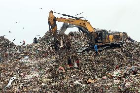 Waste Pickers In Dump Site - Dhaka