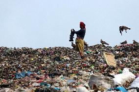 Waste Pickers In Dump Site - Dhaka