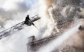 CANADA-TORONTO-APARTMENT BUILDING-FIRE