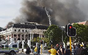 SOUTH AFRICA-CAPE TOWN-PARLIAMENT FIRE-FLARING UP