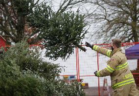 CANADA-RICHMOND-FIREFIGHTERS-CHRISTMAS TREE CHIPPING