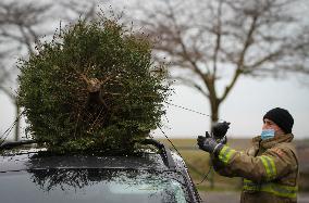 CANADA-RICHMOND-FIREFIGHTERS-CHRISTMAS TREE CHIPPING