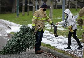 CANADA-RICHMOND-FIREFIGHTERS-CHRISTMAS TREE CHIPPING