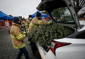 CANADA-RICHMOND-FIREFIGHTERS-CHRISTMAS TREE CHIPPING