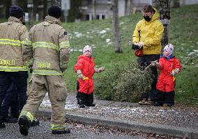 CANADA-RICHMOND-FIREFIGHTERS-CHRISTMAS TREE CHIPPING