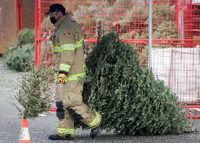 CANADA-RICHMOND-FIREFIGHTERS-CHRISTMAS TREE CHIPPING