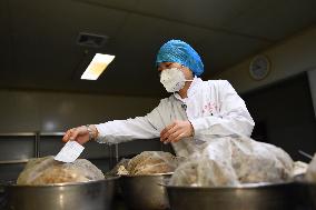 CHINA-SHAANXI-XI'AN-COVID-19-TCM (CN)