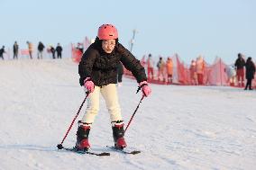 #CHINA-HOLIDAY-WINTER FUN (CN)