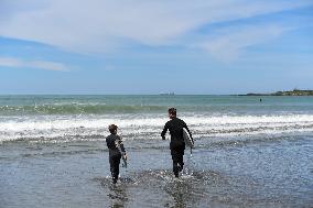 NEW ZEALAND-WELLINGTON-SUMMER-SURFING