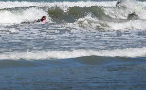 NEW ZEALAND-WELLINGTON-SUMMER-SURFING