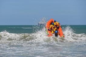 NEW ZEALAND-WELLINGTON-SUMMER-SURFING