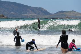 NEW ZEALAND-WELLINGTON-SUMMER-SURFING