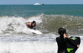 NEW ZEALAND-WELLINGTON-SUMMER-SURFING