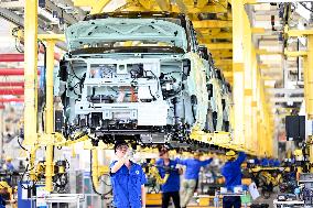 Xinhua Headlines: Why China's economy remains global recovery engine in 2022
