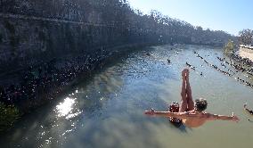ITALY-ROME-NEW YEAR-DIVING