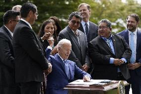 Joe Biden signs the proclamations - Washington