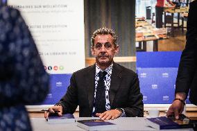 Nicolas Sarkozy Dedicates His New Book Promenades - Bordeaux