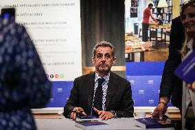 Nicolas Sarkozy Dedicates His New Book Promenades - Bordeaux