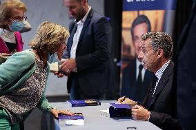 Nicolas Sarkozy Dedicates His New Book Promenades - Bordeaux