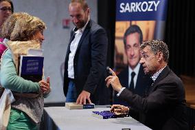 Nicolas Sarkozy Dedicates His New Book Promenades - Bordeaux