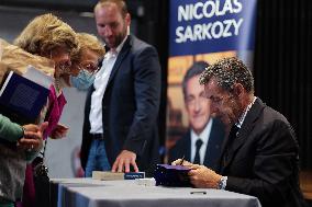 Nicolas Sarkozy Dedicates His New Book Promenades - Bordeaux