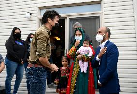 Justin Trudeau greets Afghan families ahead of Thanksgiving - Ottawa