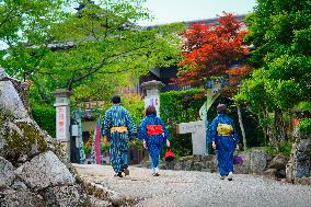 Walking around the castle town in a kimono