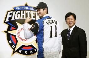 Baseball: Ohtani introduced by Fighters