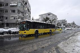 TURKEY-ISTANBUL-SNOWFALL-TRAFFIC