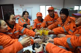CHINA-ANHUI-HEFEI-SANITATION WORKERS-REUNION DINNER (CN)