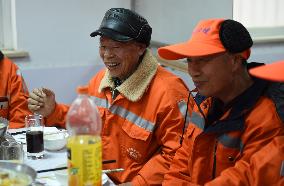 CHINA-ANHUI-HEFEI-SANITATION WORKERS-REUNION DINNER (CN)