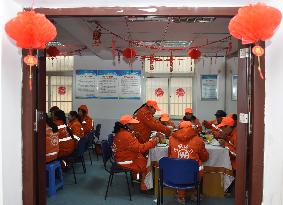 CHINA-ANHUI-HEFEI-SANITATION WORKERS-REUNION DINNER (CN)