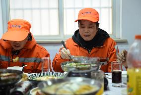 CHINA-ANHUI-HEFEI-SANITATION WORKERS-REUNION DINNER (CN)