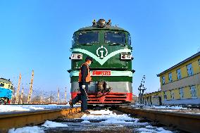 (FOCUS)CHINA-SHANXI-RAILWAY WORKERS-FATHER AND SON (CN)