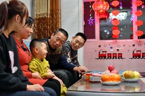 (FOCUS)CHINA-SHANXI-RAILWAY WORKERS-FATHER AND SON (CN)