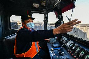 (FOCUS)CHINA-SHANXI-RAILWAY WORKERS-FATHER AND SON (CN)