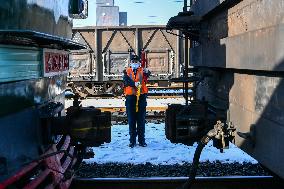 (FOCUS)CHINA-SHANXI-RAILWAY WORKERS-FATHER AND SON (CN)