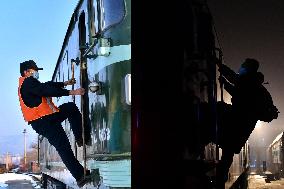 (FOCUS)CHINA-SHANXI-RAILWAY WORKERS-FATHER AND SON (CN)