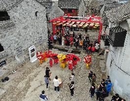 CHINA-ZHEJIANG-ANCIENT TOWN-LION DANCE TEAM (CN)