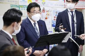 Japan to cut quarantine for COVID close contact to 7 days