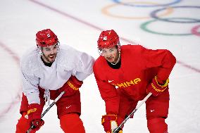 (BEIJING 2022)CHINA-BEIJING-OLYMPIC WINTER GAMES-ICE HOCKEY-MEN-TRAINING-YE JINGUANG