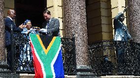 SOUTH AFRICA-CAPE TOWN-PARLIAMENT FIRE-CITY HALL-HANDOVER