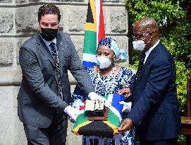 SOUTH AFRICA-CAPE TOWN-PARLIAMENT FIRE-CITY HALL-HANDOVER