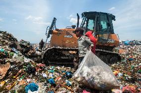 Plastic Waste Scavengers - Indonesia