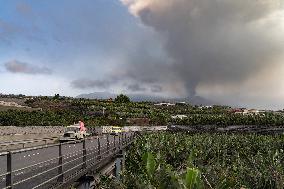 Evacuation Of About 300 People Due Volcano Eruption - La Palma