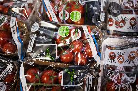 Plastic in the fruit and vegetable section of supermarkets - Paris