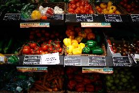 Plastic in the fruit and vegetable section of supermarkets - Paris