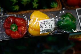 Plastic in the fruit and vegetable section of supermarkets - Paris