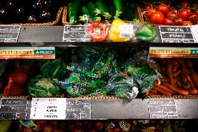 Plastic in the fruit and vegetable section of supermarkets - Paris